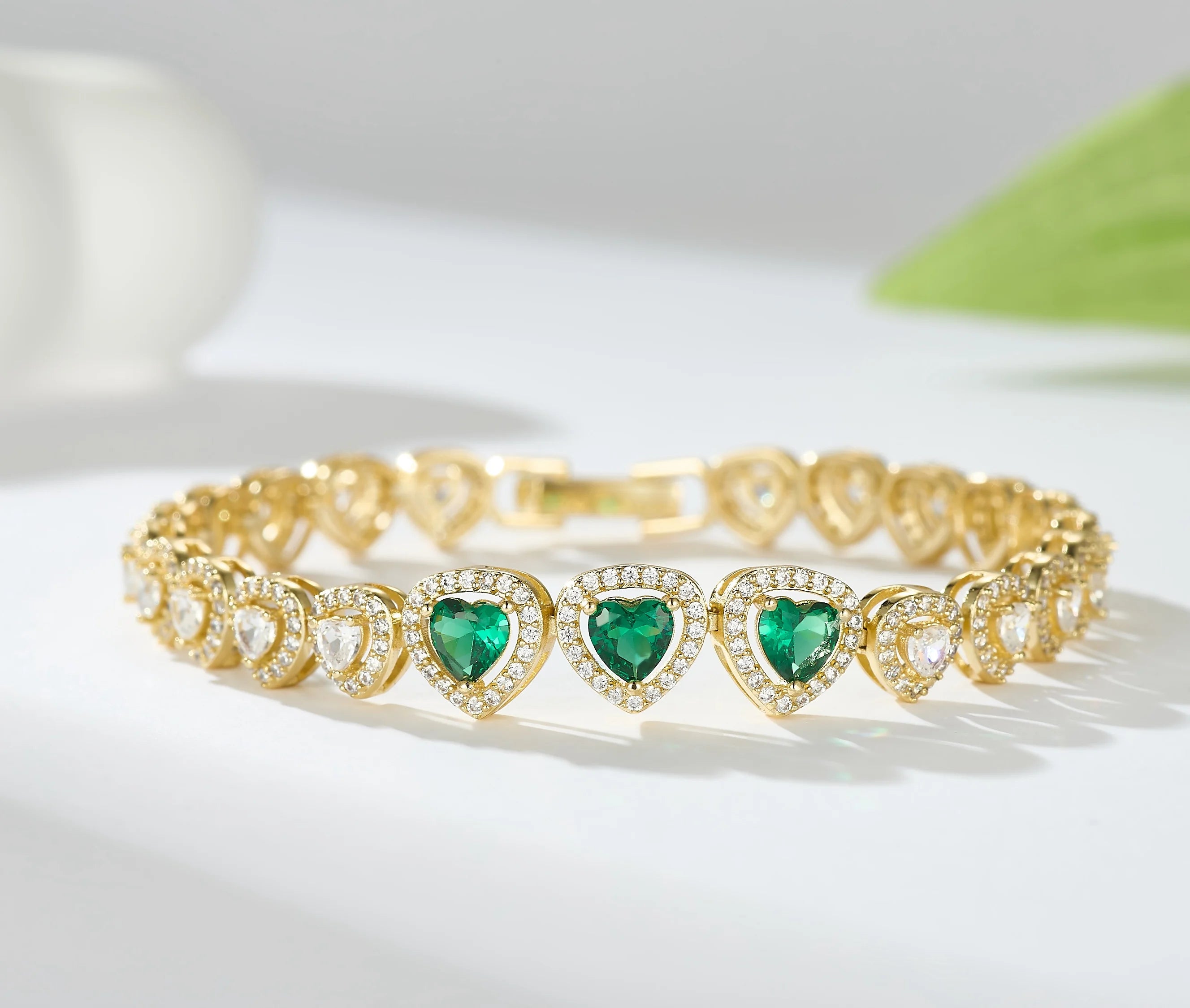 ✨ Pulsera Tennis Dorada con Piedra Verde – Elegancia que Deja Huella ✨