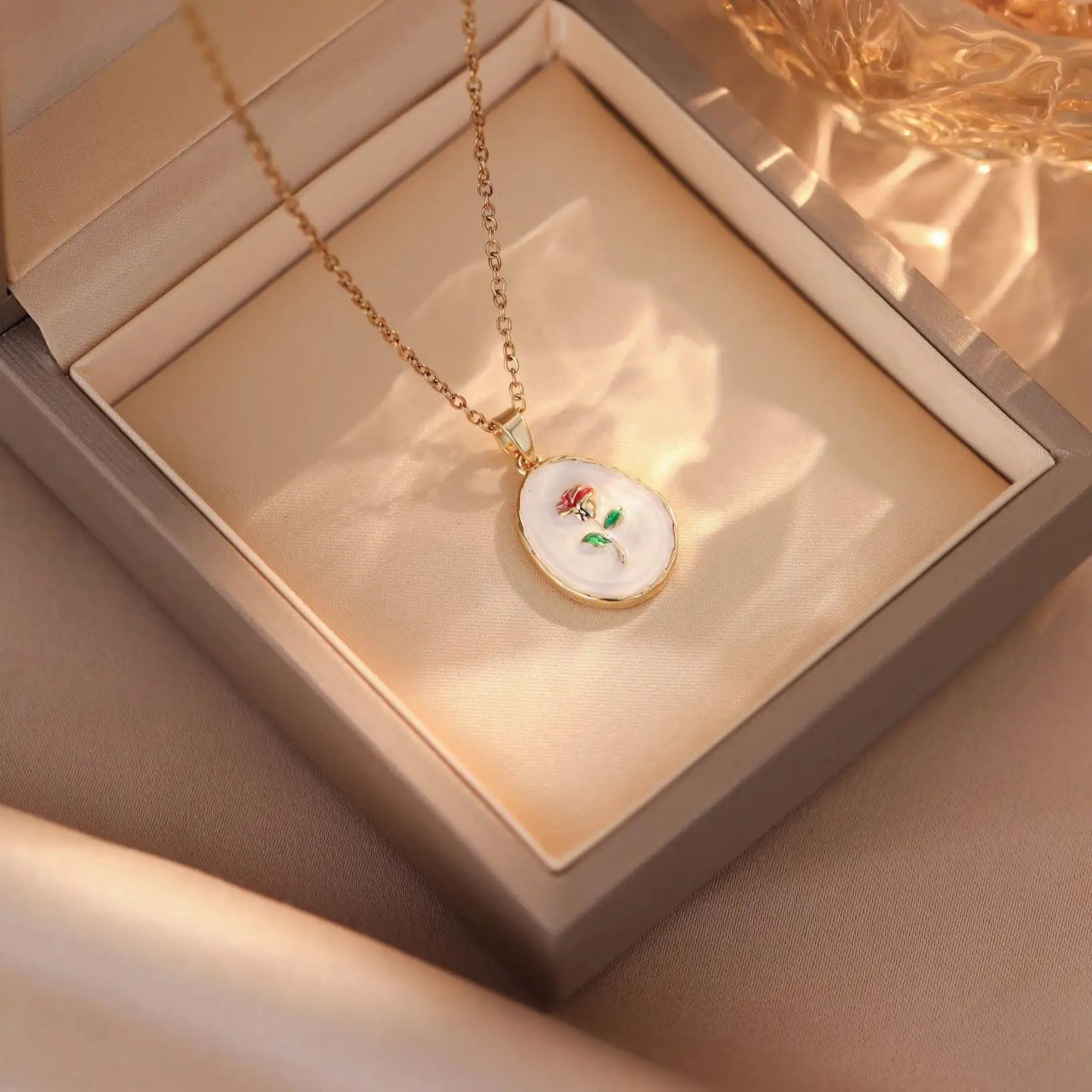 ✨ COLLAR DE ROSA DORADA ✨