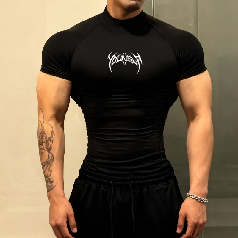 Camiseta Deportiva Hombre Gothic Fit – Ajustada, Cuello Alto y Secado Rápido (S–3XL)