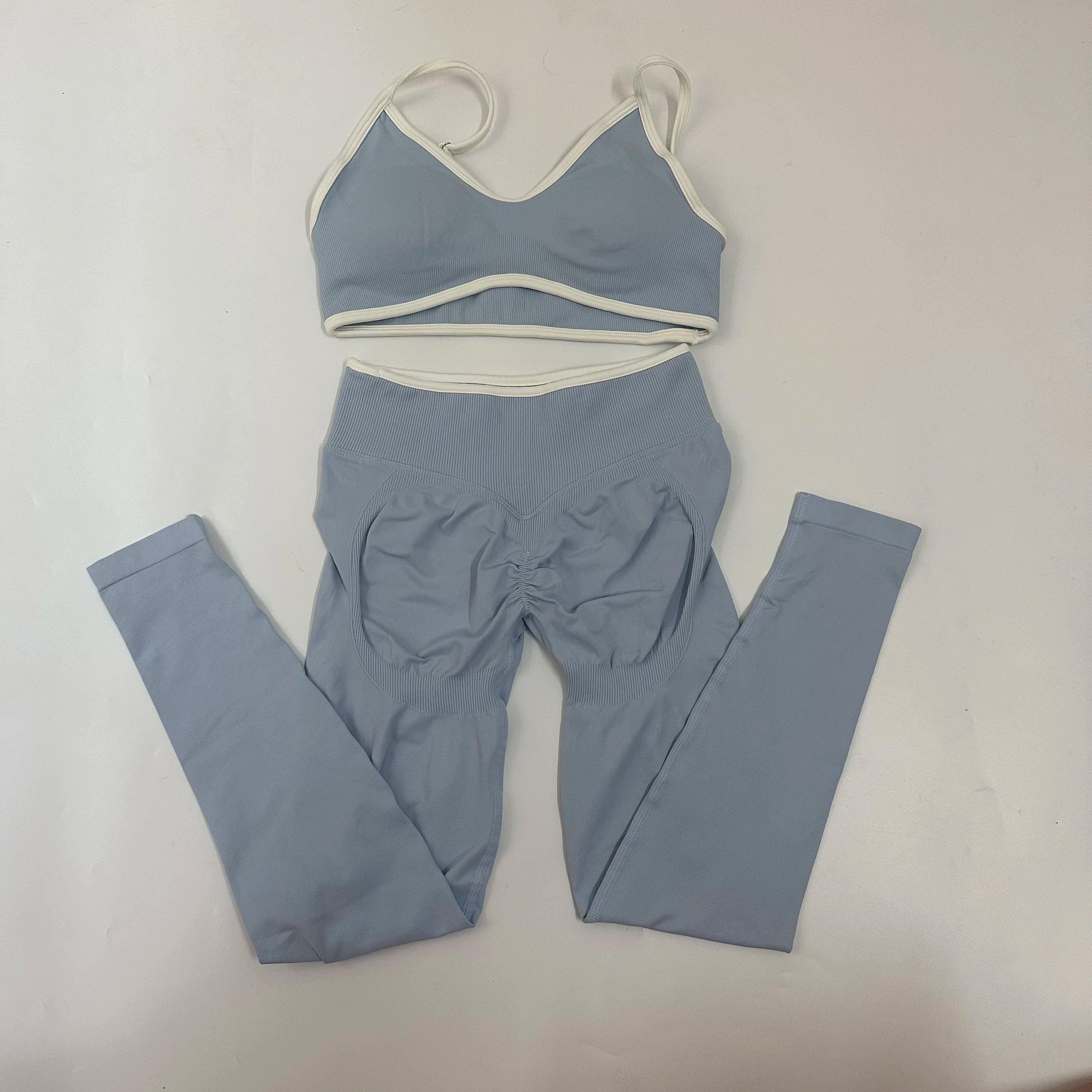 Conjunto Deportivo Seamless Mujer 2 Piezas – Leggings Scrunch + Top Halter