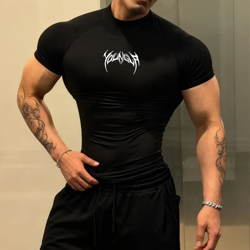 Camiseta Deportiva Hombre Gothic Fit – Ajustada, Cuello Alto y Secado Rápido (S–3XL)